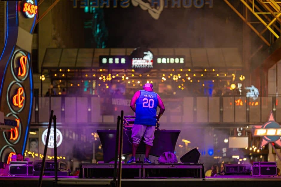 DJ se apresentando em evento noturno