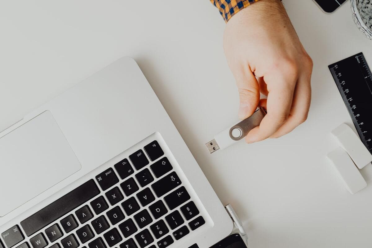 Qual funciona melhor para emitir nota Mão inserindo um dispositivo USB no notebook