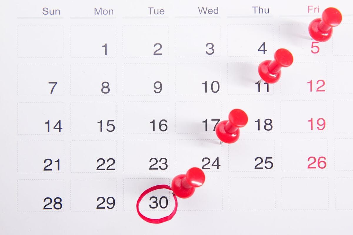 O que para de funcionar quando o certificado vence Calendário com alfinetes vermelhos marcando datas importantes e prazos