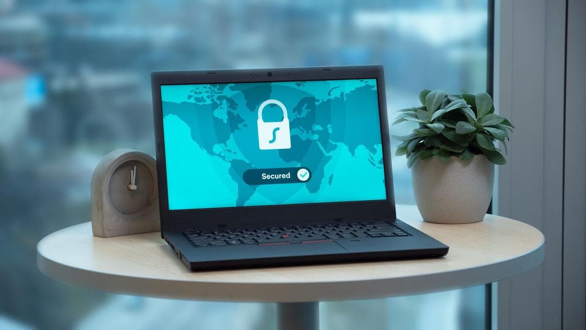 Como renovar e não ser pego de surpresa Notebook exibindo ícone de cadeado de segurança sobre a mesa