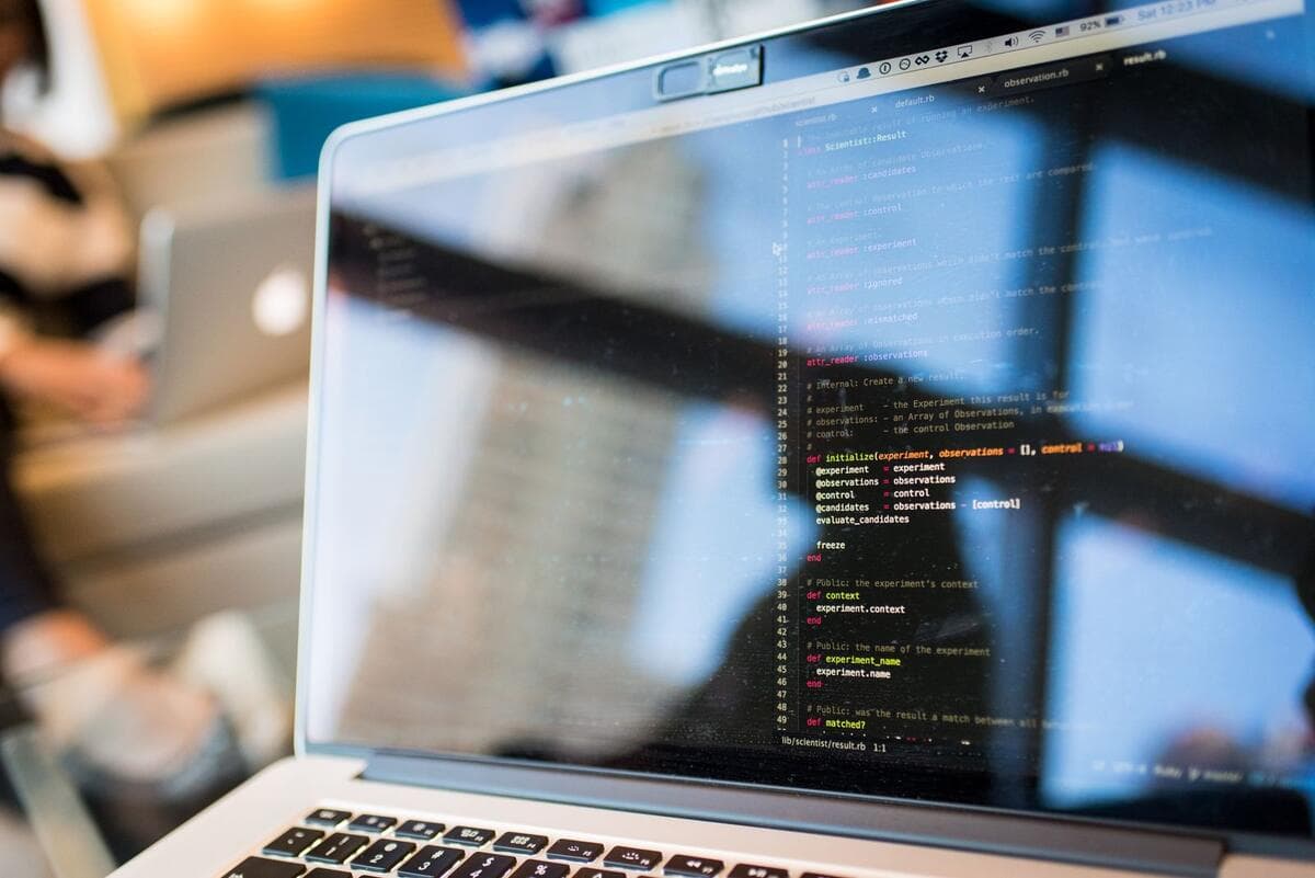 Checklist para a sua empresa Notebook exibindo código de programação