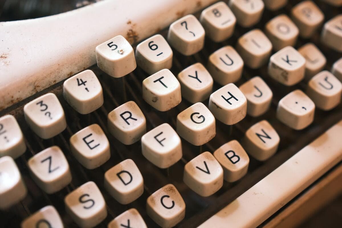 Teclas de máquina de escrever com letras em close