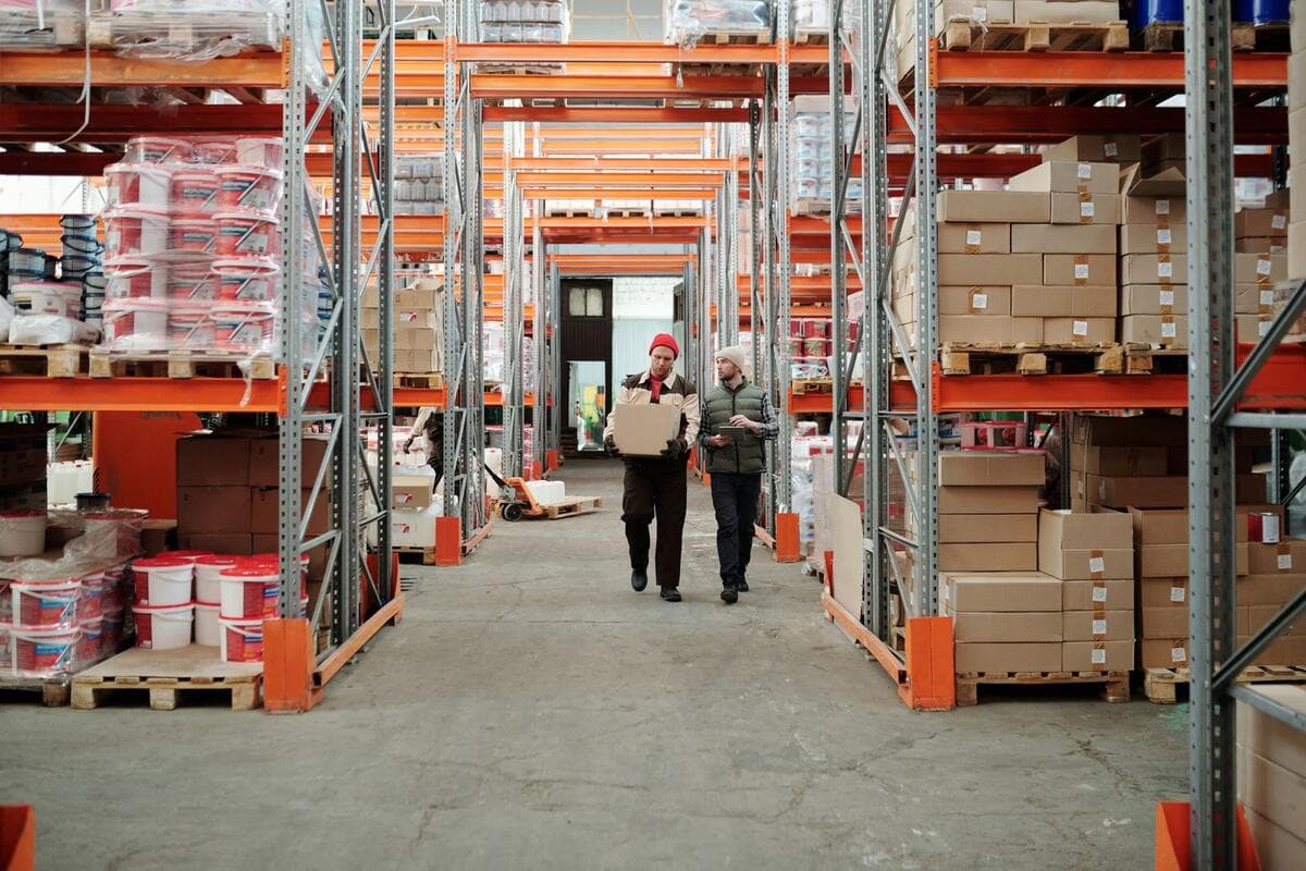 O que gera crédito e o que não gera Corredor de um grande depósito com prateleiras cheias de mercadorias