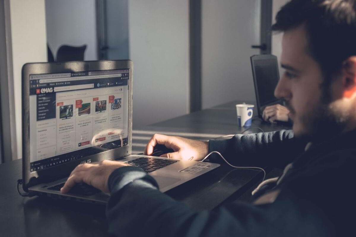 Pagar à vista ou parcelar Empreendedor usando o notebook para acessar um portal na internet