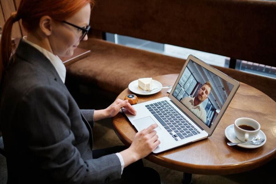 Profissional em videochamada com cliente em home office Profissional em videochamada com cliente em home office