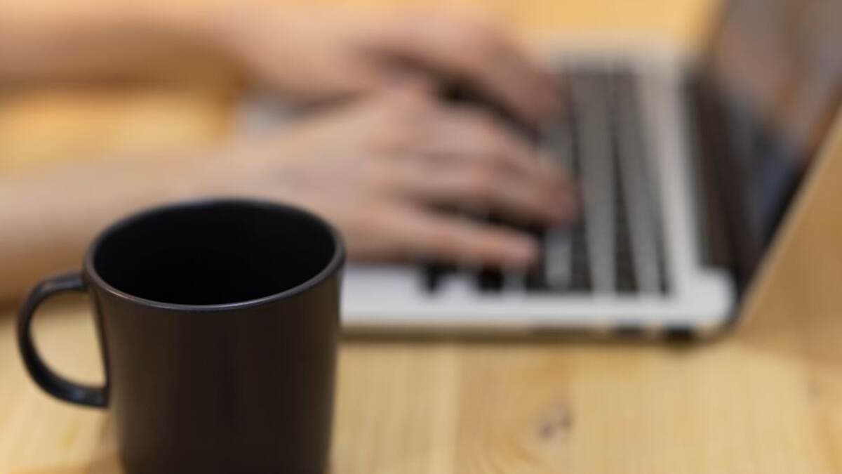 Freelancer trabalhando no notebook em uma mesa de casa