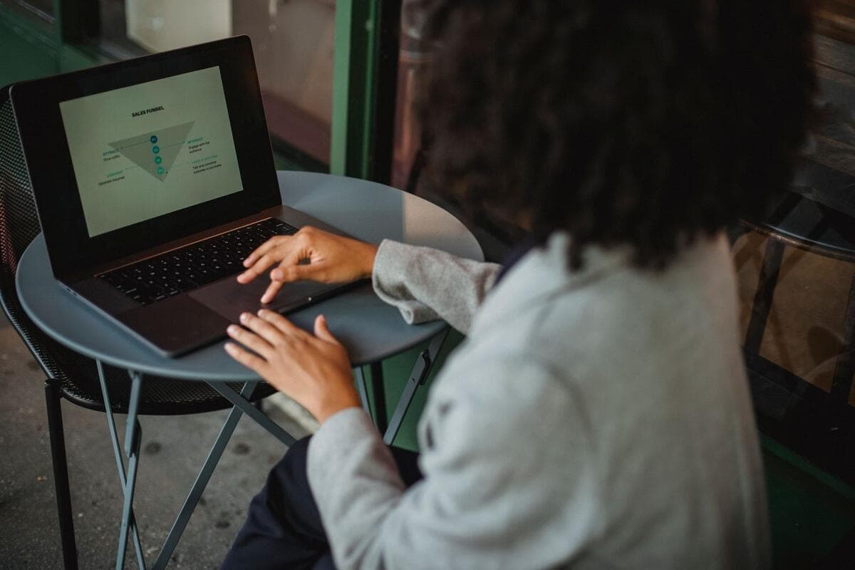 Como as atividades afetam o DAS e a nota fiscal Empreendedora trabalhando com gráficos no computador
