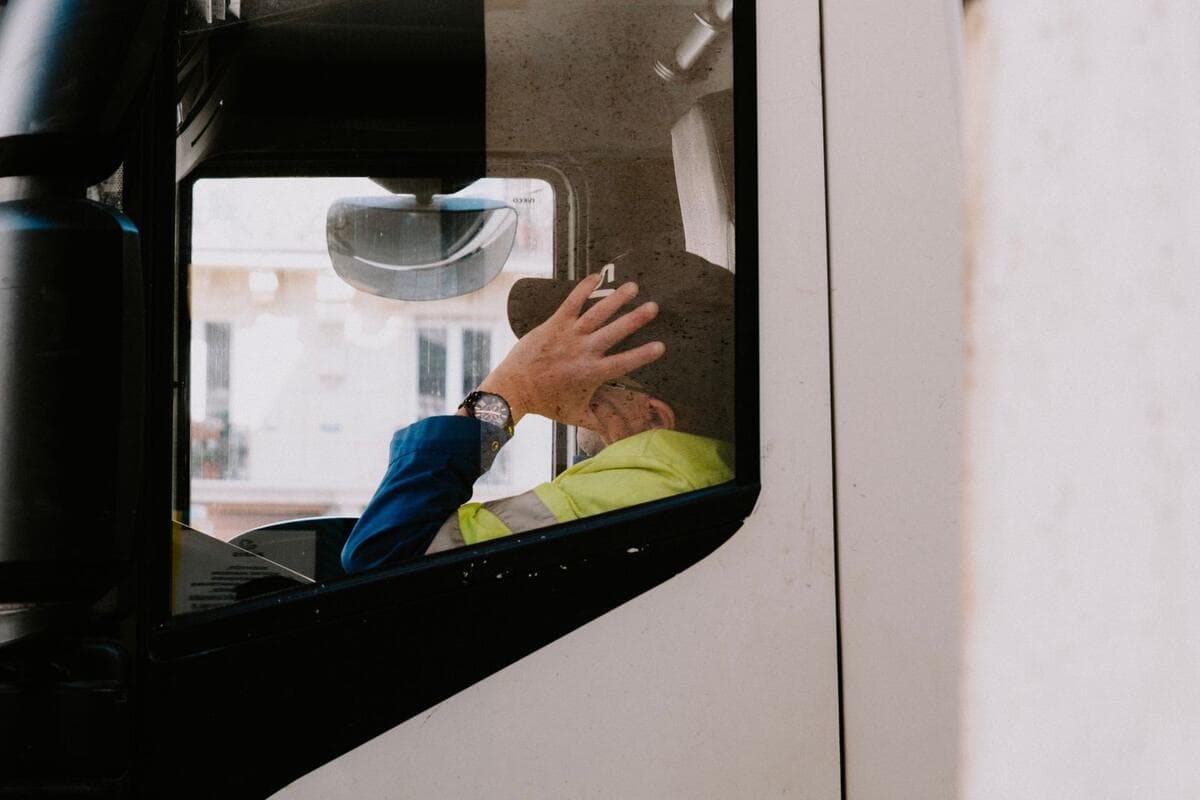 Limite de faturamento e DAS Motorista de caminhão descansando dentro da cabine