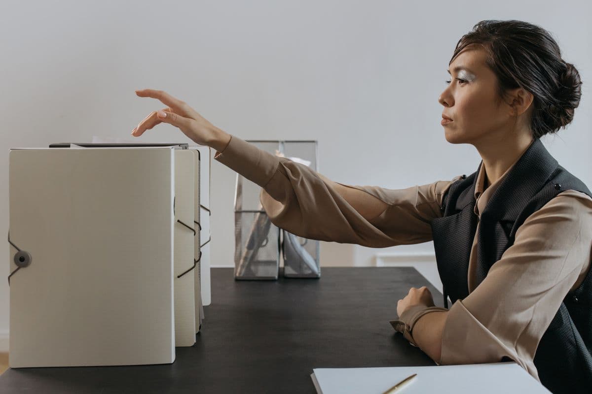 Empreendedora organizando documentos do encerramento da atividade em uma mesa