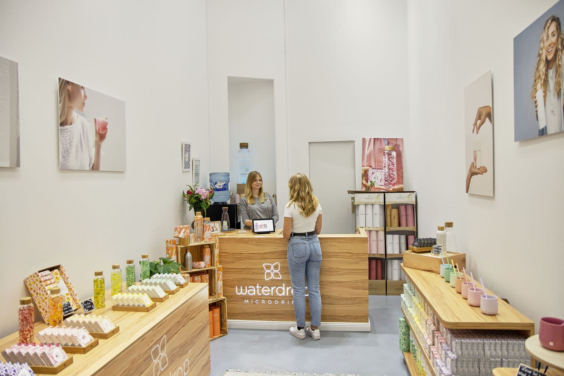 Inscrição estadual para MEI: quando é obrigatória Aquatic-themed store interior with vibrant products and a customer at the counter, Berlin.