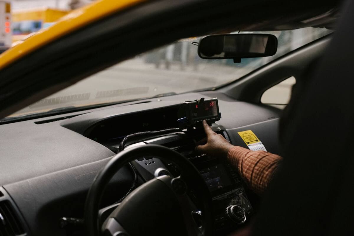 Motorista ao volante usando o GPS do celular