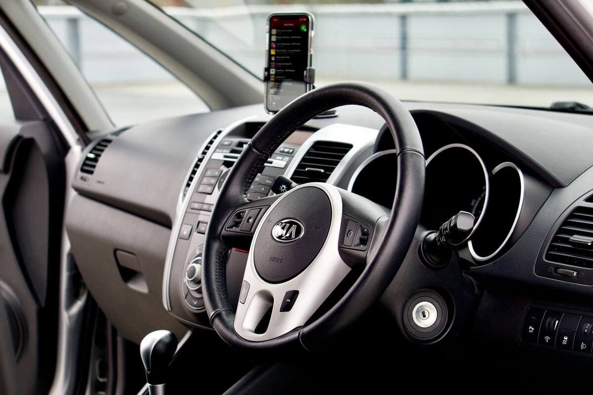 Interior de carro moderno com painel e volante