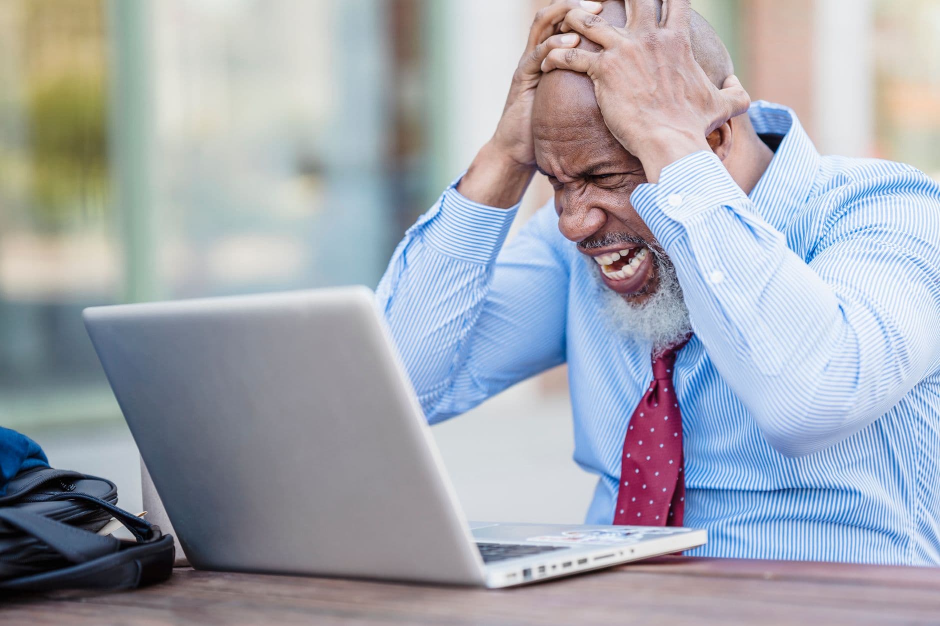 Empreendedor preocupado olhando para a tela do computador ao tentar emitir nota fiscal.