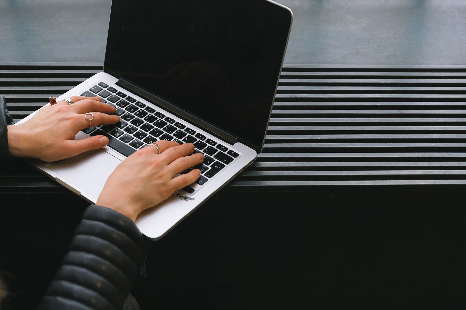 NFS-e para MEI: como emitir sem pagar ISS em duplicidade Close-up of hands typing on a sleek laptop, ideal for freelance work.
