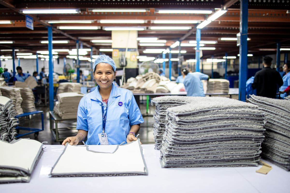 Pequeno comerciante separando produtos gratuitos e documentos fiscais sobre um balcão.