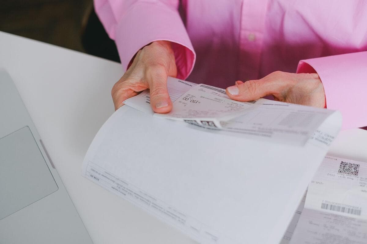 Rotina para receber em dia Profissional organizando notas fiscais e recibos de serviço
