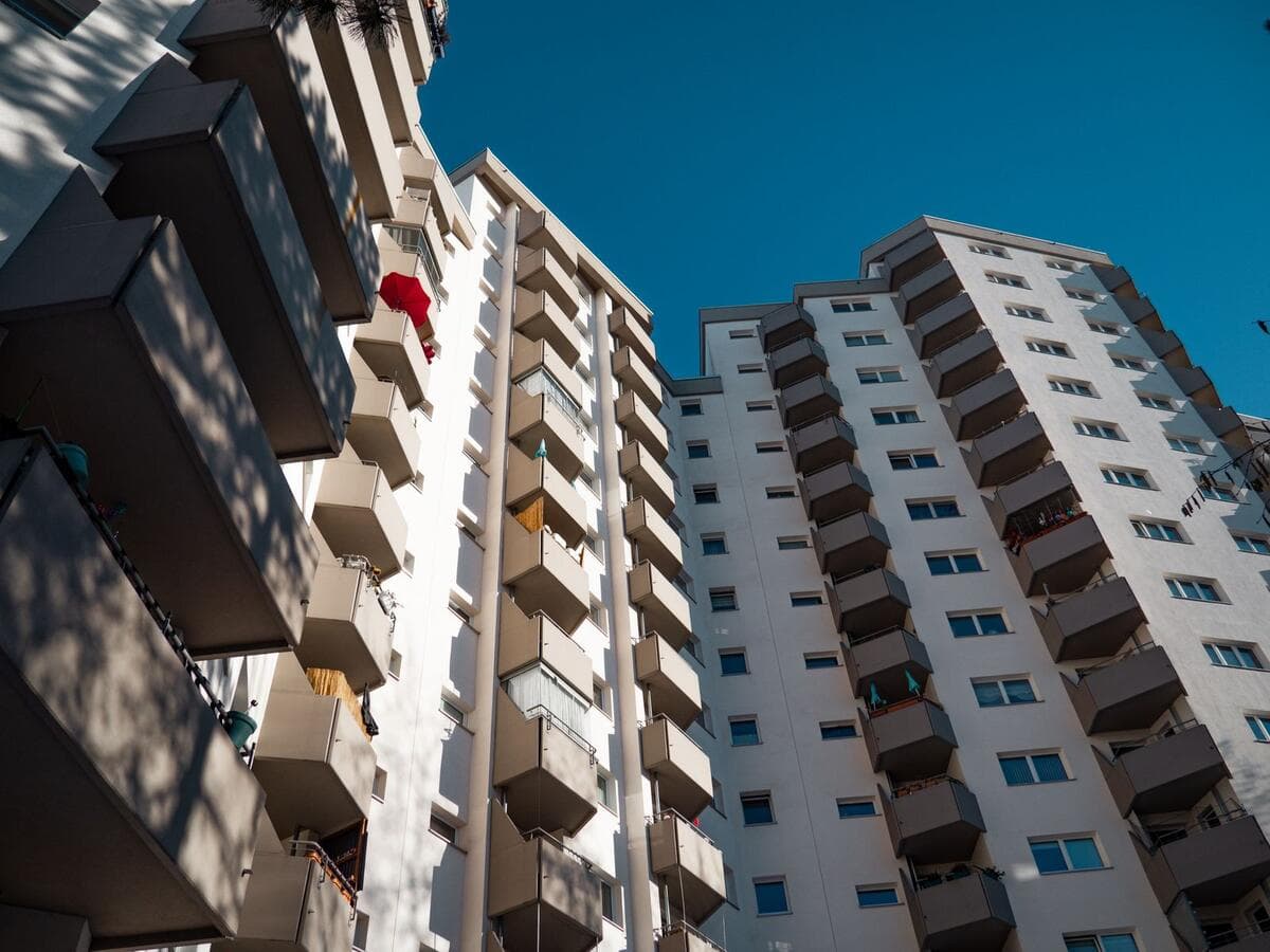 Prédios residenciais vistos de baixo contra o céu azul
