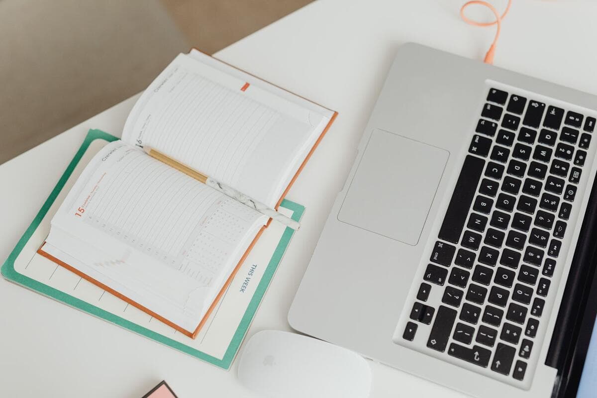 Como descrever o serviço na NFS-e Mesa organizada com notebook, caderno e mouse