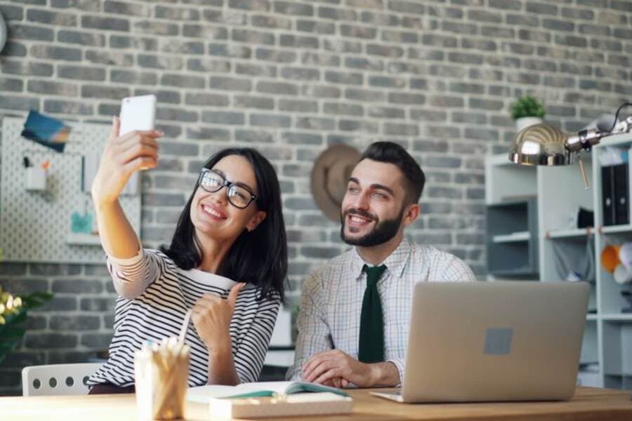 Profissional planejando conteúdo para redes sociais no notebook e no celular Profissional planejando conteúdo para redes sociais no notebook e no celular