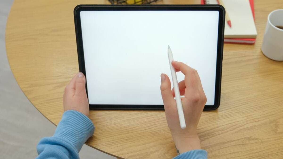 Designer gráfico trabalhando em uma arte no tablet