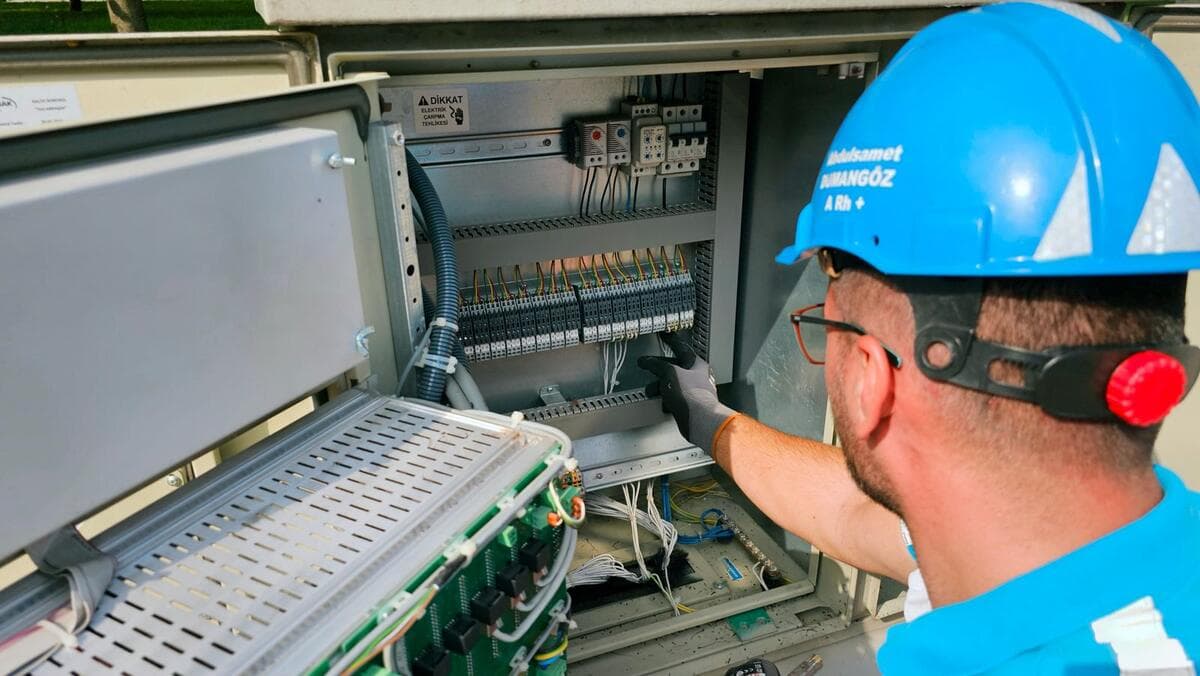 Eletricista trabalhando em um quadro de energia externo