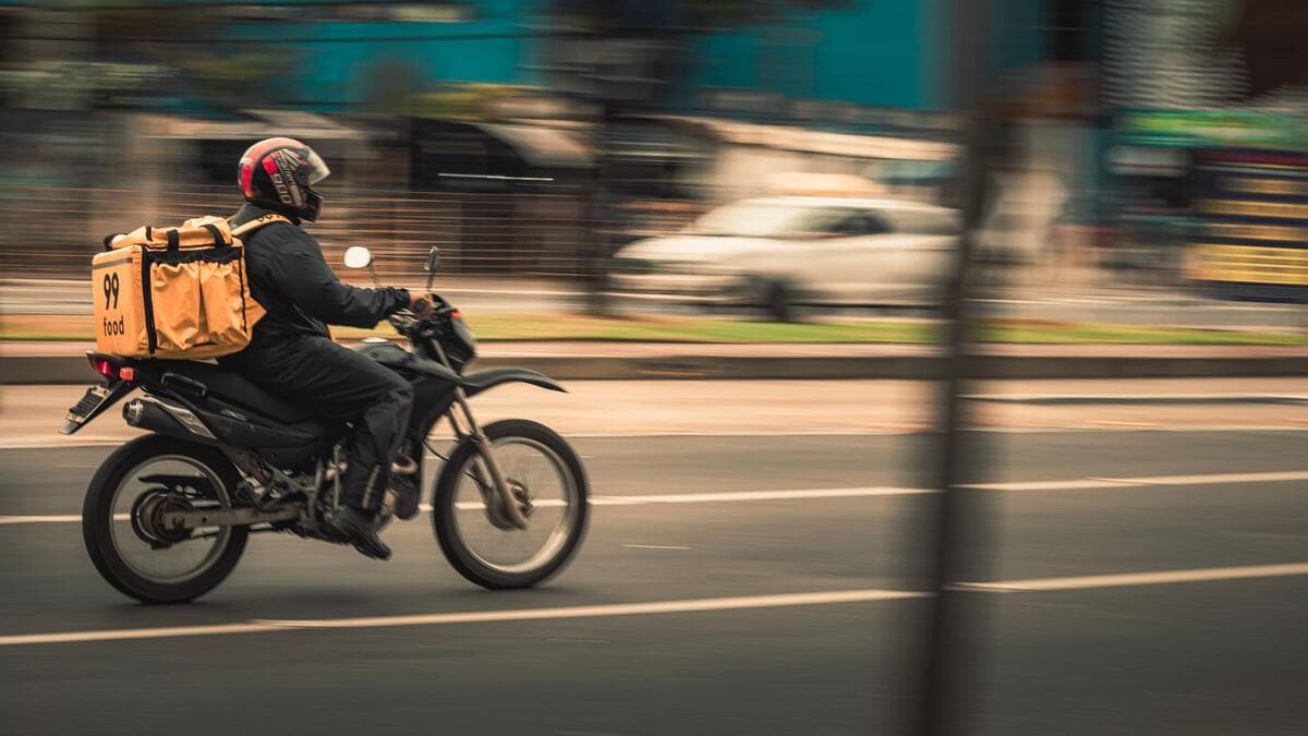 Motoboy de entregas pilotando pela cidade