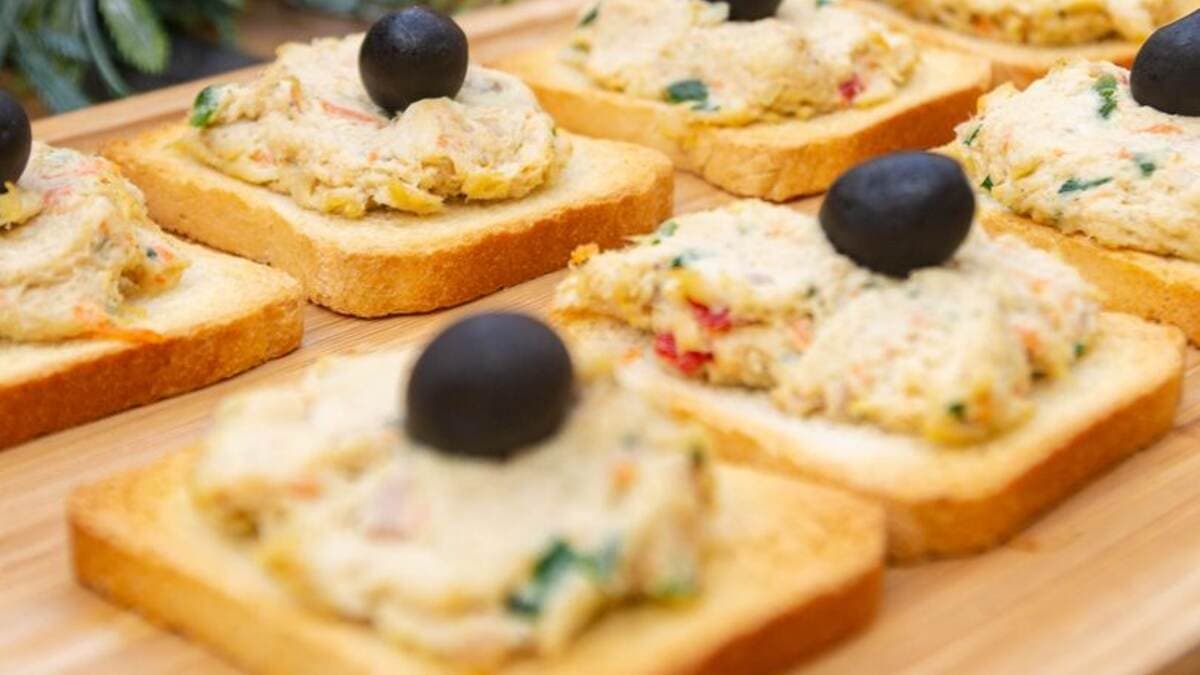 Nutricionista em consulta com alimentos saudáveis sobre a mesa
