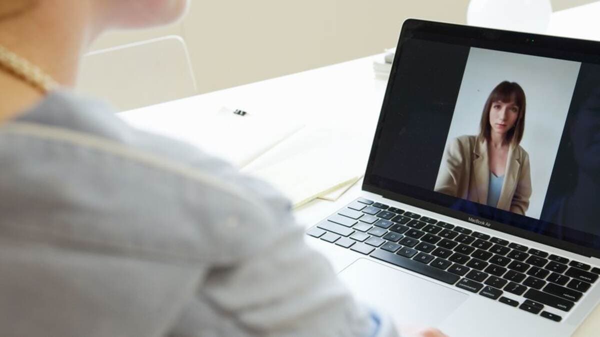 Atendimento online por videochamada no notebook