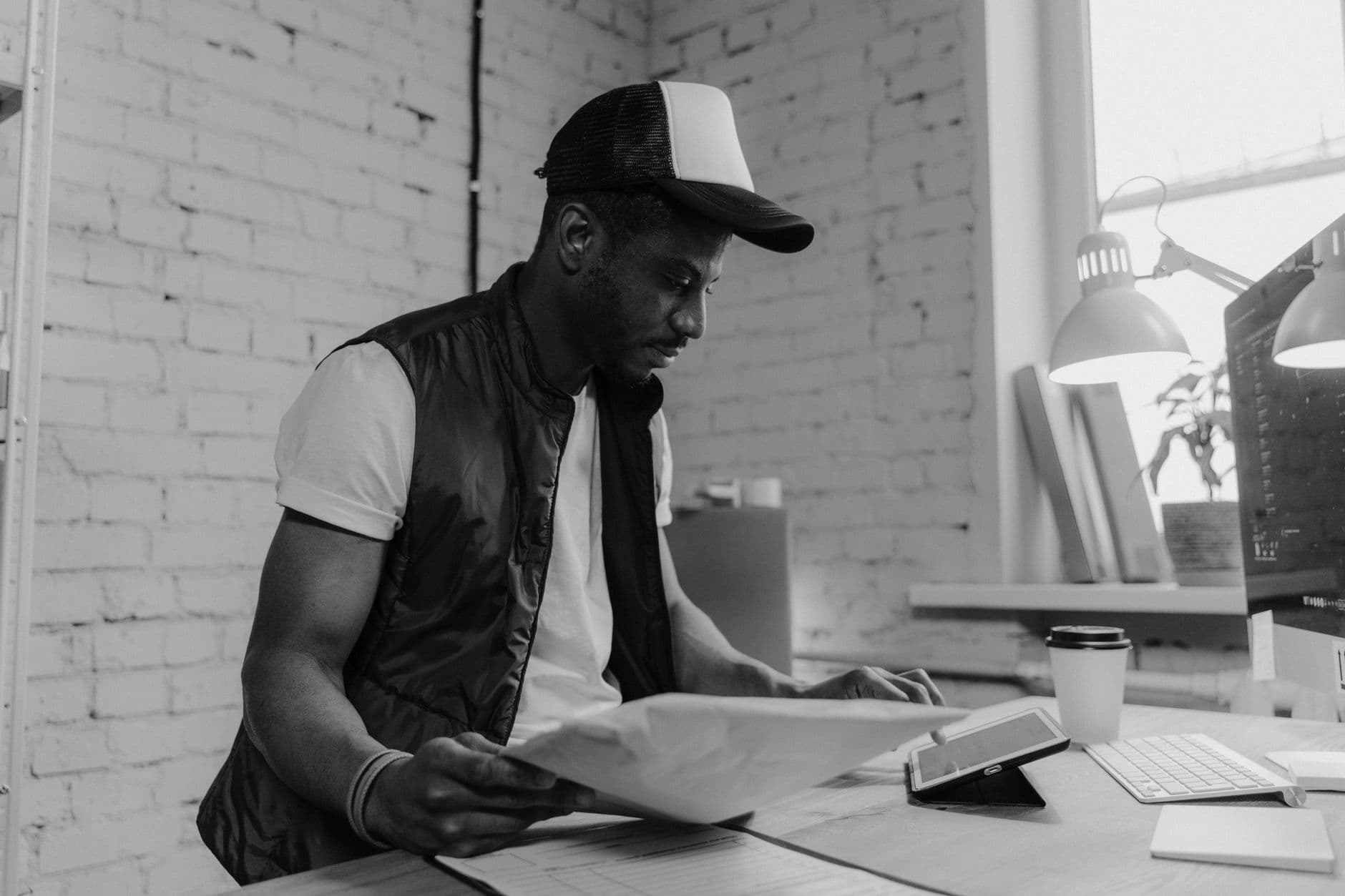 Dá para emitir nota fiscal com data retroativa? A professional man reviewing business papers at a desk, illustrating work environment and concentration.
