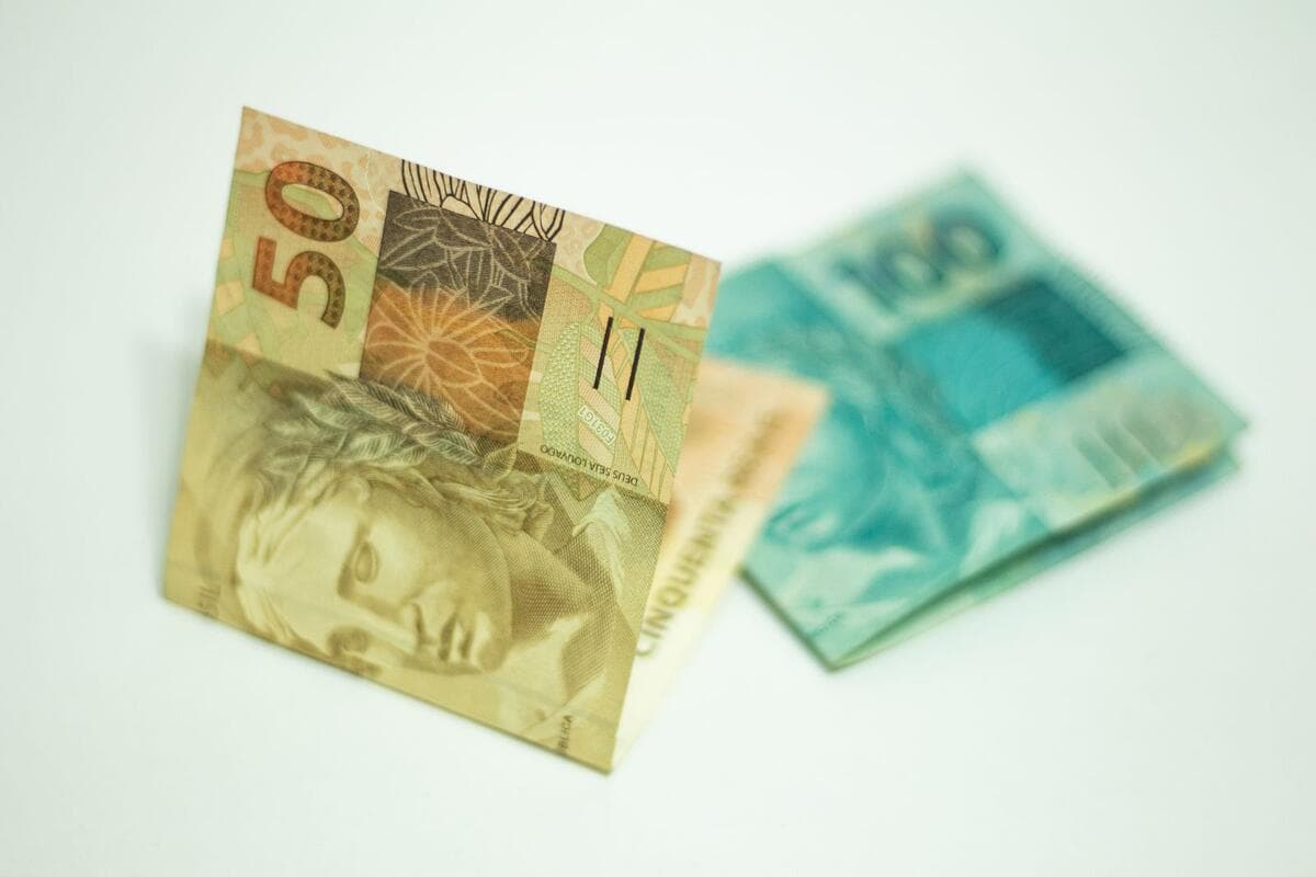 Pró-labore e Fator R: quando pagar mais reduz o imposto Notas de 50 e 100 reais, representando a retirada mensal do sócio da empresa