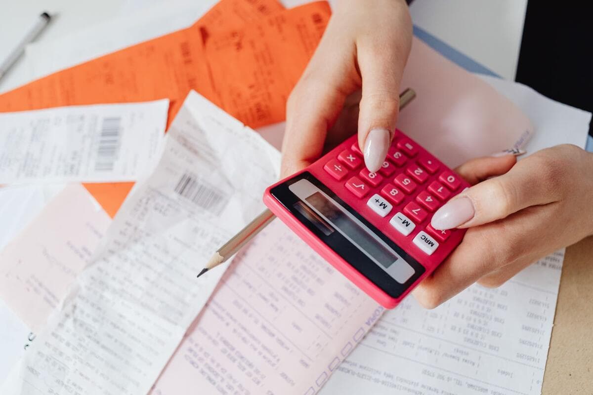 Como organizar os recebimentos por Pix Mãos usando calculadora entre recibos e documentos financeiros