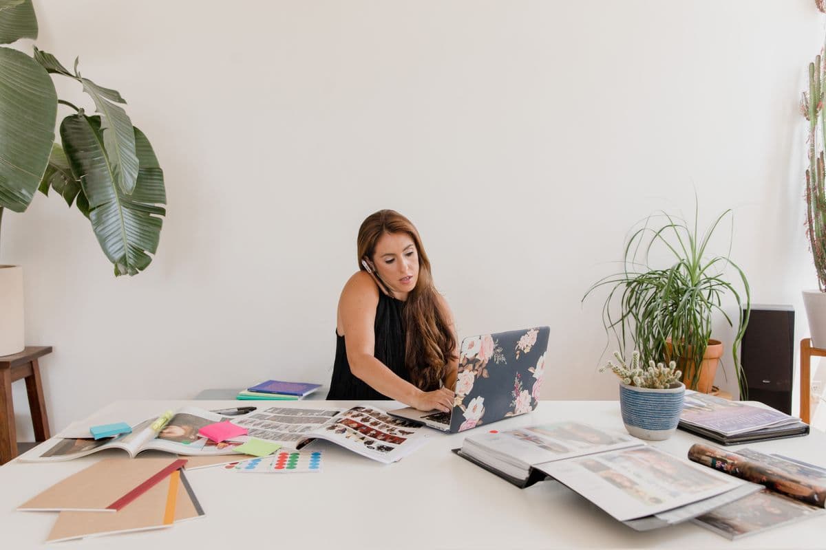 Pessoa empreendedora organizando documentos e comprovantes em uma mesa de trabalho.